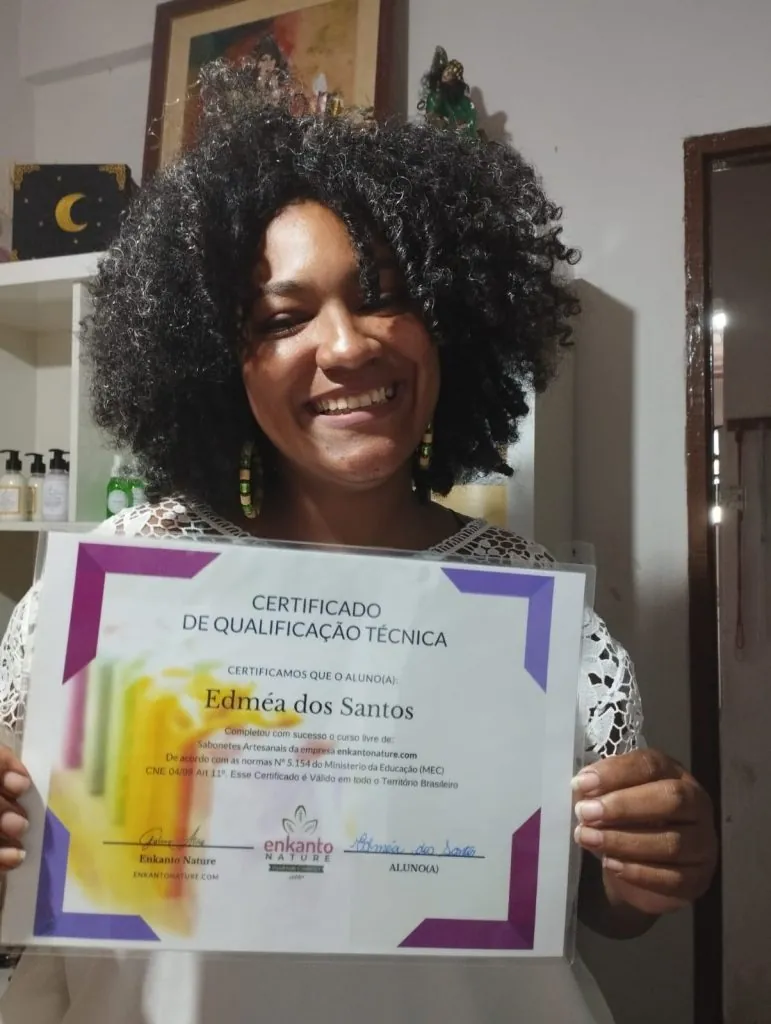 Aluna com o certificado do Curso de Saboaria Artesanal